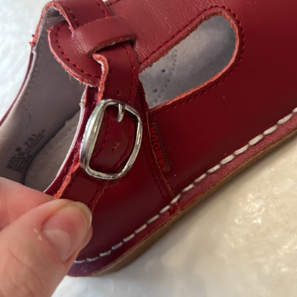 L’Amour Red Mary Jane’s with Daisy cut outs - Picture 2 of 6